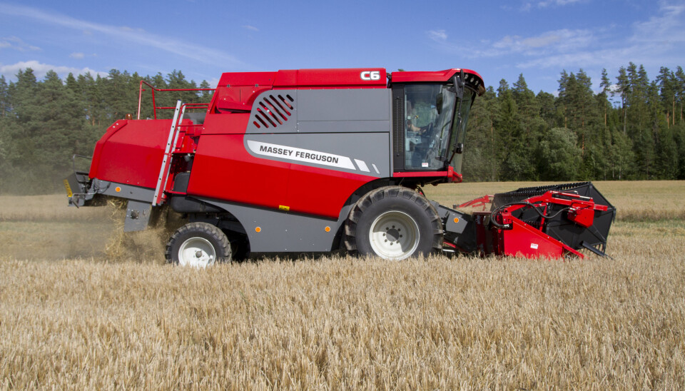 Sampo-tresker i Massey Ferguson farger i moden åker.