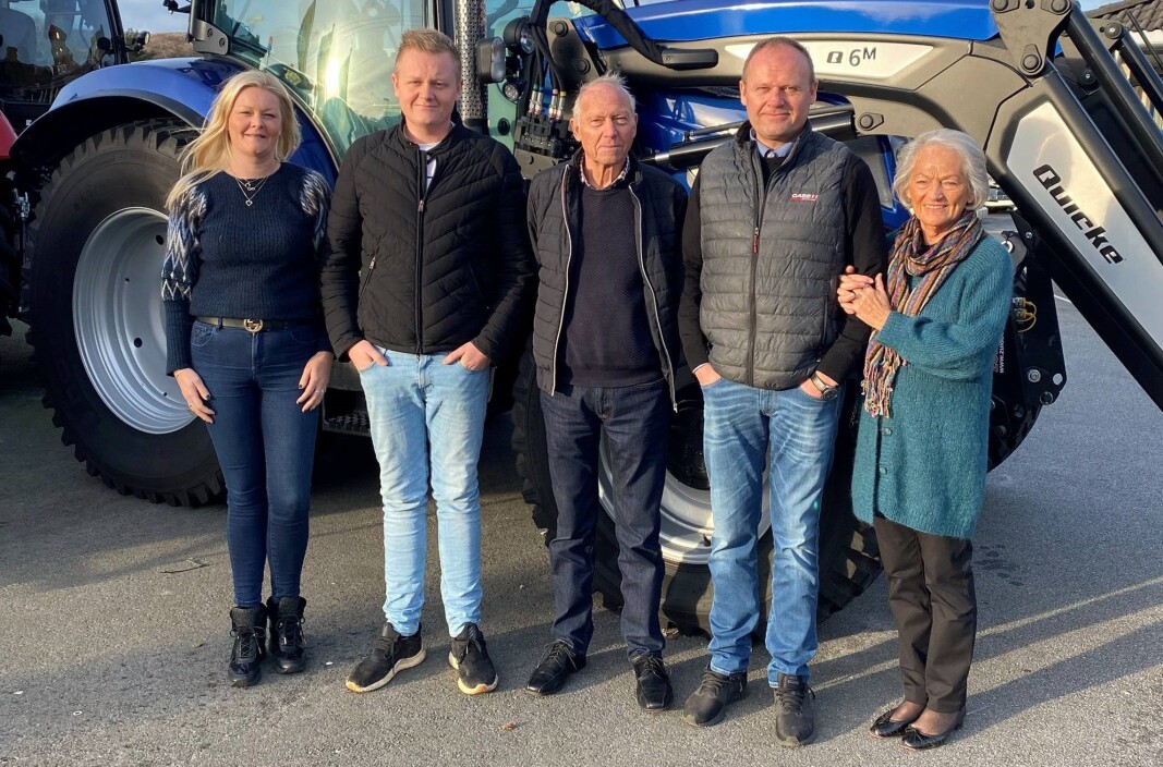 Tre generasjoner Øgreid. Fra Venstre: Anniken, John Magne, Magne, John Inge og Bjørg. Tre generasjoner Øgreid. Fra Venstre: Anniken, John Magne, Magne, John Inge og Bjørg.