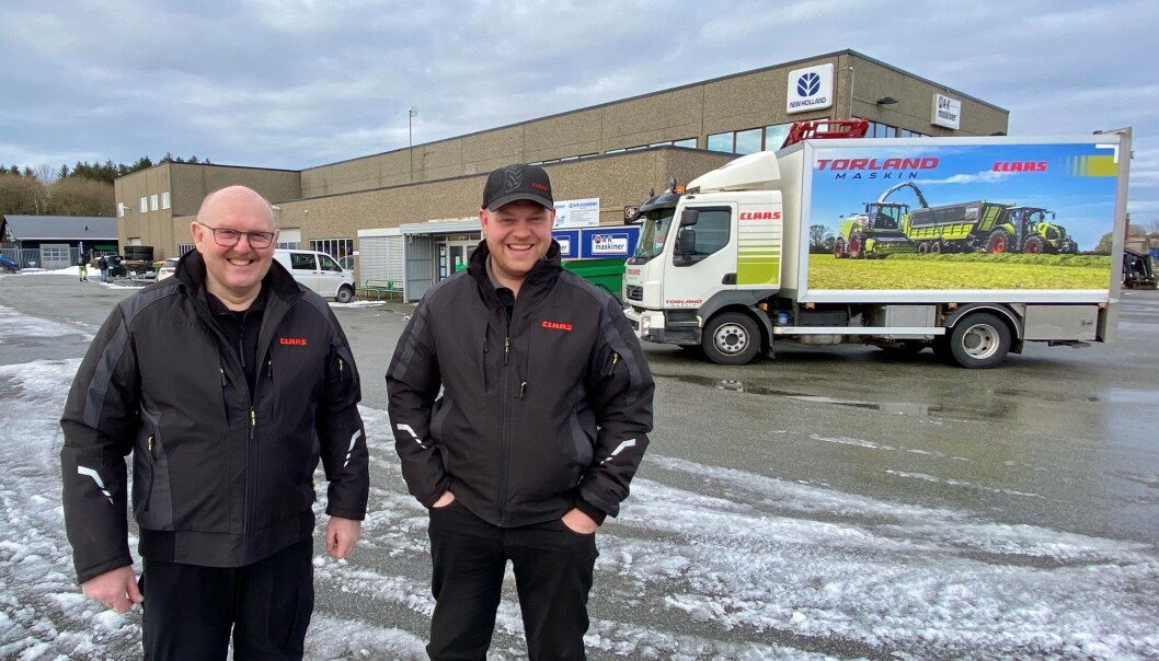 I dag henger det New Holland-skilt på veggen, men Torleif Torland og sønnen Toralf er snart klar til å kjøre inn flyttebilen med Claas-merker på. I dag henger det New Holland-skilt på veggen, men Torleif Torland og sønnen Toralf er snart klar til å kjøre inn flyttebilen med Claas-merker på.