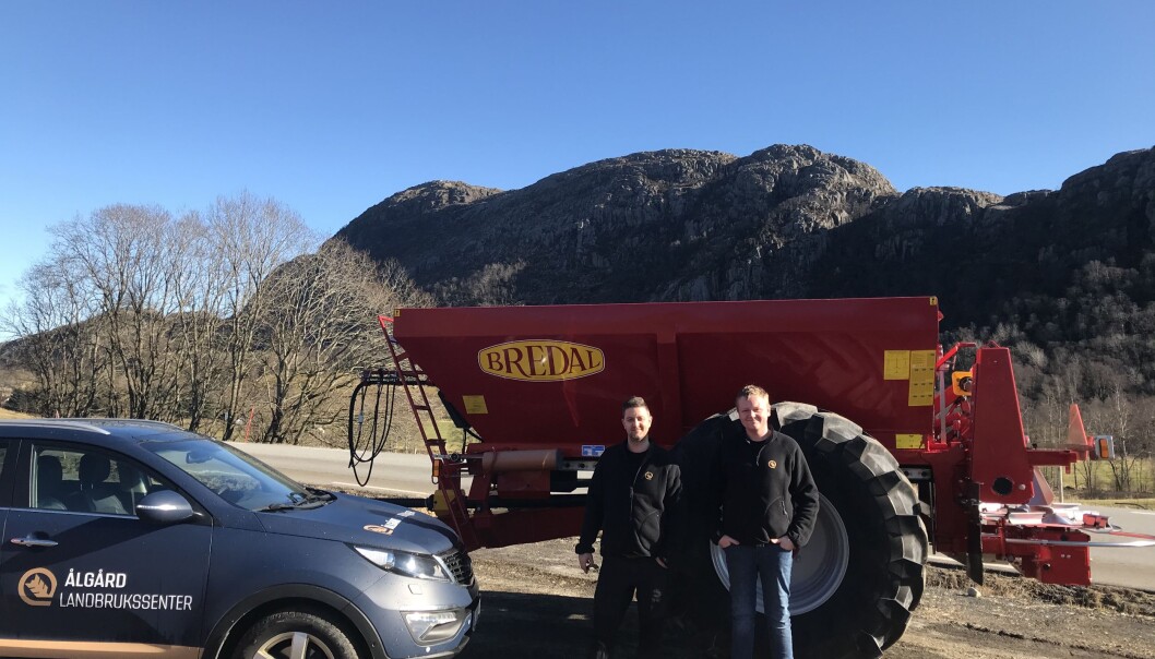 Fra venstre: Lars Arild Borsheim og John Magne Øgreid fra Ålgård Landbrukssenter foran en Bredal K85 kalkspreder. Fra venstre: Lars Arild Borsheim og John Magne Øgreid fra Ålgård Landbrukssenter foran en Bredal K85 kalkspreder.