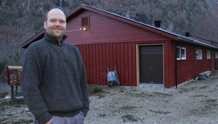 Stein Kåre Austigard foran det ombygde fjøset. Stein Kåre Austigard foran det ombygde fjøset.