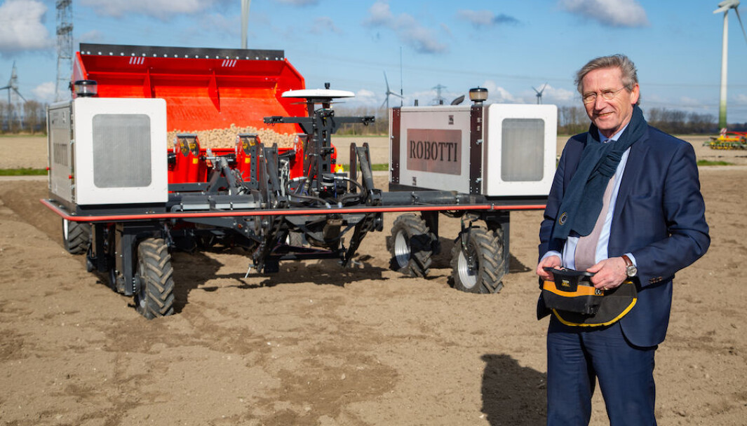 Roboten fra Robotti drar en fireraders Structural-setter. Roboten fra Robotti drar en fireraders Structural-setter.