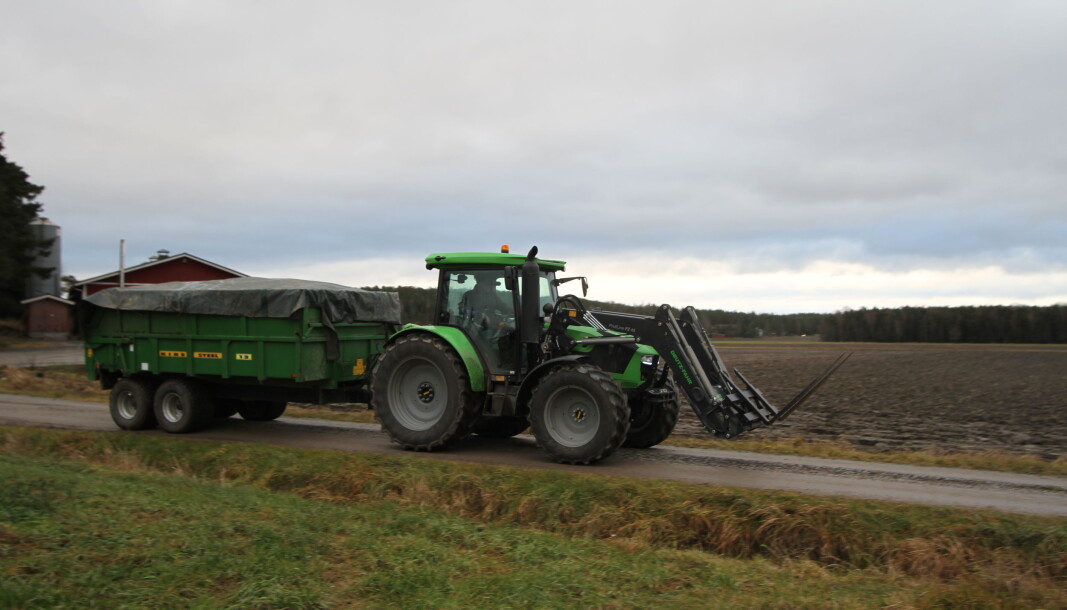 Både traktor og tilhenger vil være å få leid. Illustrasjonsfoto Både traktor og tilhenger vil være å få leid. Illustrasjonsfoto