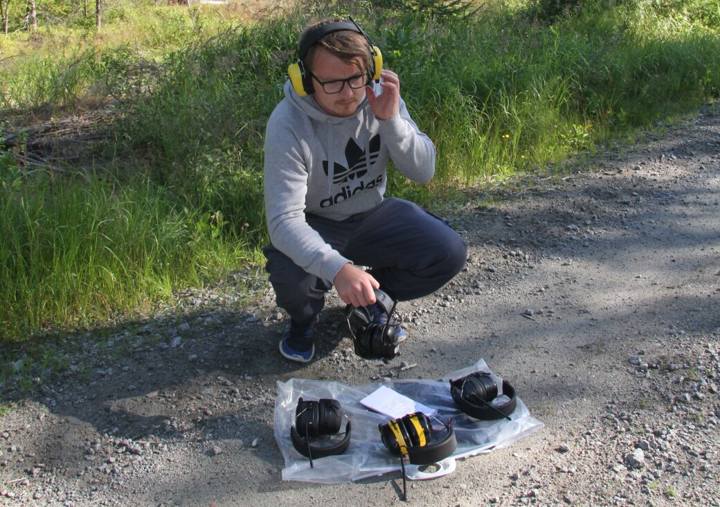 Du kan trygt bruke radiohørselvern så lenge du holder volumet på et moderat nivå. Her illustrert med en av våre journalister under en tidligere test av DAB-hørselvern. Du kan trygt bruke radiohørselvern så lenge du holder volumet på et moderat nivå. Her illustrert med en av våre journalister under en tidligere test av DAB-hørselvern.