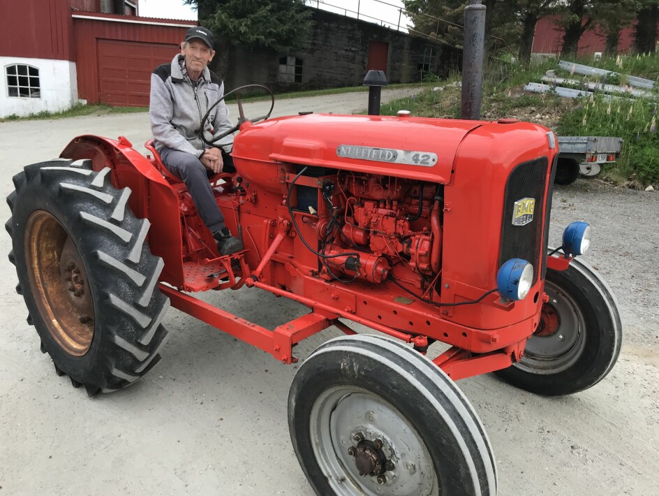 Kjell Vikan med Nuffield-traktoren han kjøpte som 18-åring.