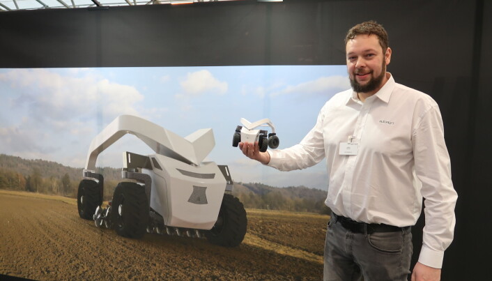 <span class=" italic" data-lab-italic_desktop="italic">Jostein Sandvik fra AutoAgri viste fram modellen på standen under Agrivisjon i 2019</span> <span class=" italic" data-lab-italic_desktop="italic">Jostein Sandvik fra AutoAgri viste fram modellen på standen under Agrivisjon i 2019</span>