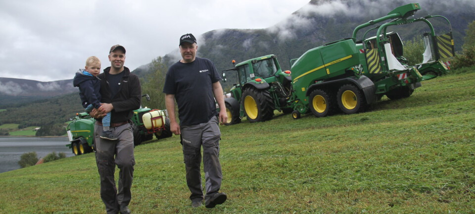 De satte hydraulisk drift på rundballepressa