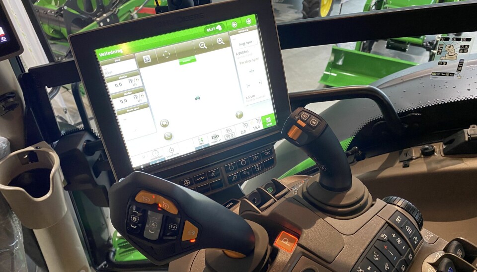 Kjørespaken CommandPro til venstre blir med videre, og den nye joysticken sees til høyre.