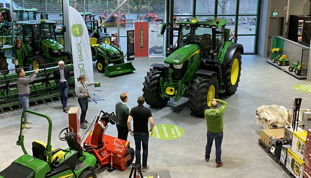 Det første eksemplaret av den nye 6R-serien står allerede hos Felleskjøpet Agri på Kløfta. Her under lanseringen tidligere i dag. Det første eksemplaret av den nye 6R-serien står allerede hos Felleskjøpet Agri på Kløfta. Her under lanseringen tidligere i dag.