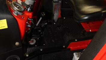 <span class=" italic" data-lab-italic_desktop="italic">Interiøret i Lambourn-hytta har aldri opplevd fjøslukt. En blir nesten andektig av å stige inn i en så godt bevart traktor.</span> <span class=" italic" data-lab-italic_desktop="italic">Interiøret i Lambourn-hytta har aldri opplevd fjøslukt. En blir nesten andektig av å stige inn i en så godt bevart traktor.</span>
