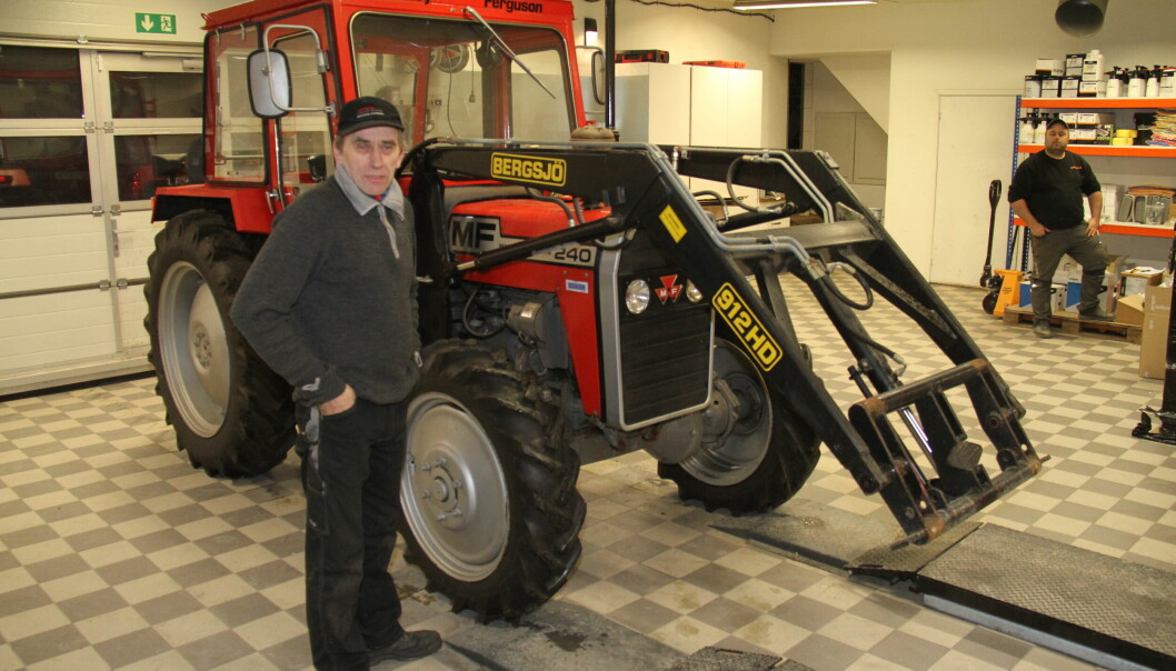 Per Børset er den stolte eier av denne MF 240 fra 1981. Traktoren kan du ta nærmere i øyesyn under Agroteknikk.