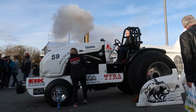 <span class=" italic" data-lab-italic_desktop="italic">Traktoren Tyra skapte show sist Agrovisjon.</span> <span class=" italic" data-lab-italic_desktop="italic">Traktoren Tyra skapte show sist Agrovisjon.</span>