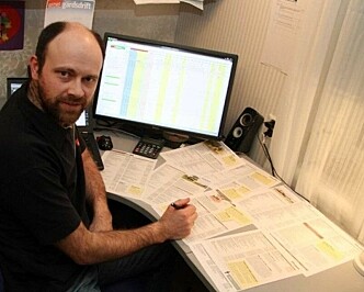 <span class=" italic" data-lab-italic_desktop="italic">Jogeir Agjeld den gang har var journaliust i Bedre Gardsdrift fanget i et øyeblikk av nitid gransking av prislista før den gikk i trykken.</span> <span class=" italic" data-lab-italic_desktop="italic">Jogeir Agjeld den gang har var journaliust i Bedre Gardsdrift fanget i et øyeblikk av nitid gransking av prislista før den gikk i trykken.</span>