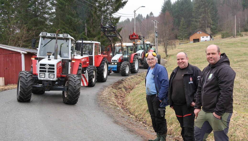 En Steyr ble til flere. I dag rusler det fire høyst oppegående traktorer i daglig arbeid på Lauvstad. Ytterligere to kommer i drift så snart oppussinga er unnagjort. Fra venstre: Per Magne Grebstad, Paal Grebstad og Jan Øystein Aksnes