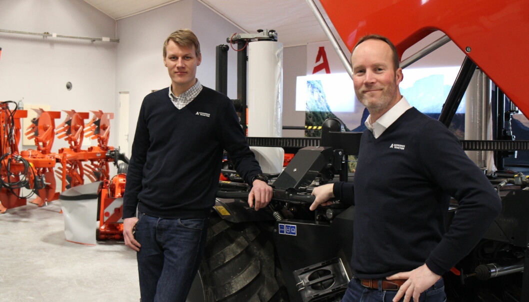 Arne Martin Enger Oppegaard, produktsjef for Kuhn redskaper sammen med Jan Erling Yri i AT Import AS.