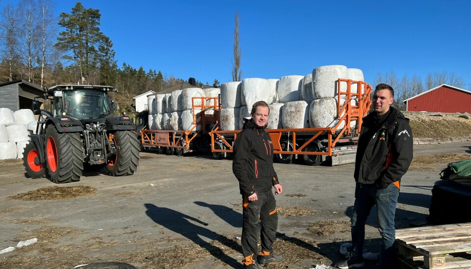 Daglig leder i Traktor og Maskin AS, Trond Løyning (t.v.) har sammen med kollega Øyvind Knutsen utviklet rundballeflaket. De har søkt patent