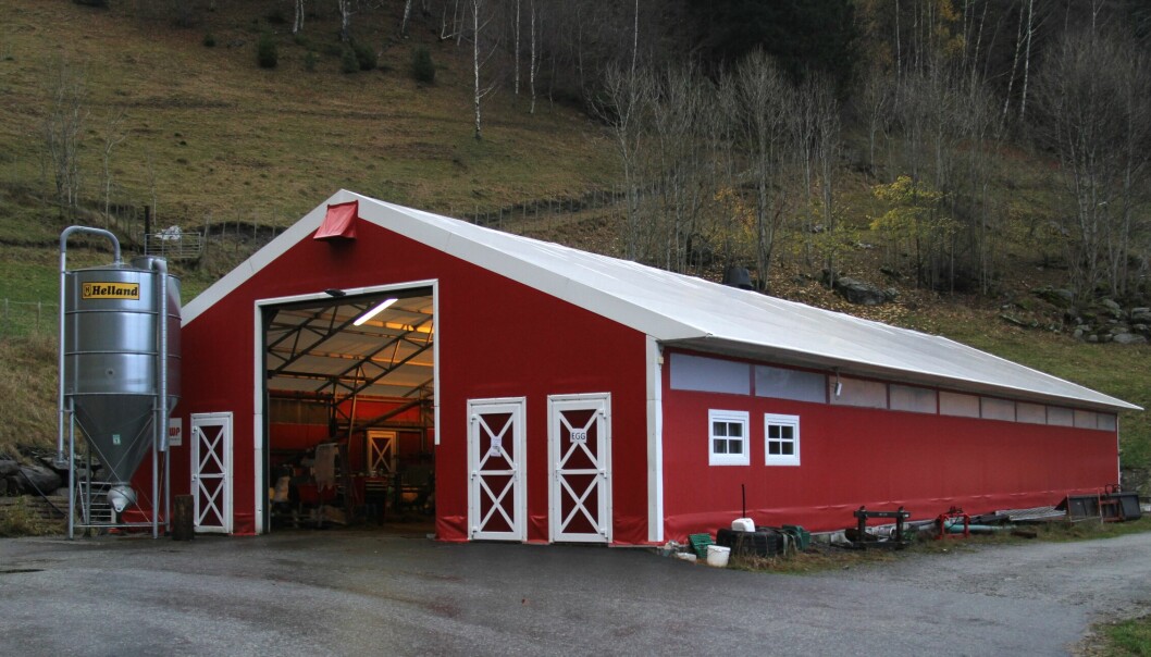 Designet, med mønetak og røde vegger, gjør at plasthallen minner om et tradisjonelt landbruksbygg. Taket er hvitt for å slippe inn mest mulig dagslys.