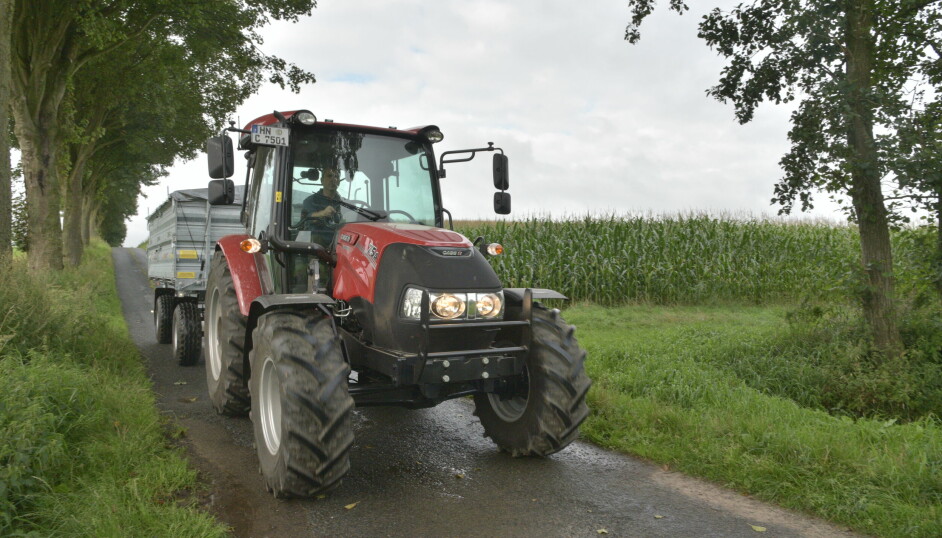 Farmall er en oversiktlig og hendig traktor, men på veien var den ikke spesielt komfortabel.