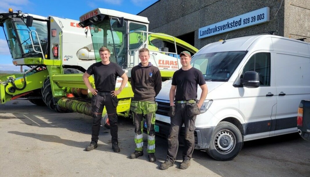 Sondre Jerpstad (t.h.), Vegard Jermstad og Magnus Derås (t.v.), ved verkstedet på Korsen i Namdalseid. Sondre Jerpstad (t.h.), Vegard Jermstad og Magnus Derås (t.v.), ved verkstedet på Korsen i Namdalseid.