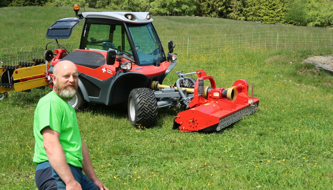 En del av jorda er så bratt at vanlige traktorer ikke egner seg. Geir Ove Optun valgte en ny Aebi TT211. Den har en fantastisk stabilitet, og mulighet for firehjulsstyring.