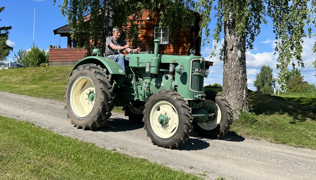 Traktoren til Olav Slåttsveen er en 1954-modell.