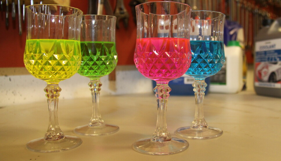 Fire stettglass med frostvæsker i ulike farger.