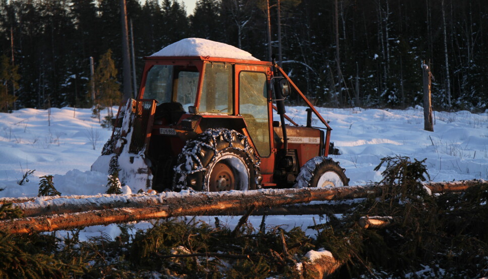En eldre traktor med vinsj i skogen