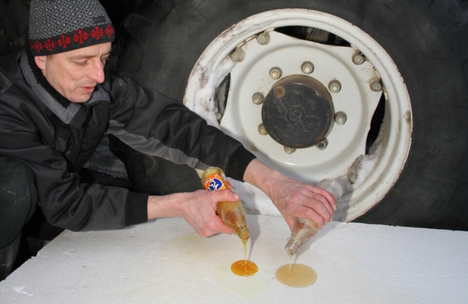 Håkon Bjerke demonstrer flyteegenskapene for mineral- og helsyntetisk olje som har ligget i en fryseboks med 25 minusgrader. Begge oljene tilfredsstiller samme krav, men mineralolja til venstre, er tydelig seigere.