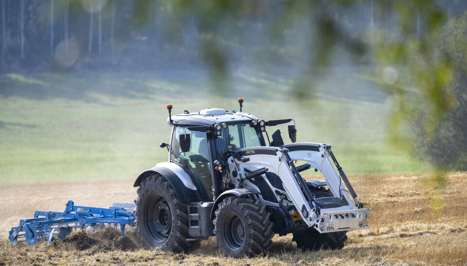Så langt i år har det blitt registrert 77 traktorer av enkeltmodellen Valtra N175. Valtra N155 på jordet med blå harv bak.
