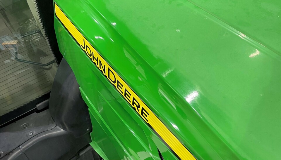 Delvis polert sprøytetraktor fra John Deere