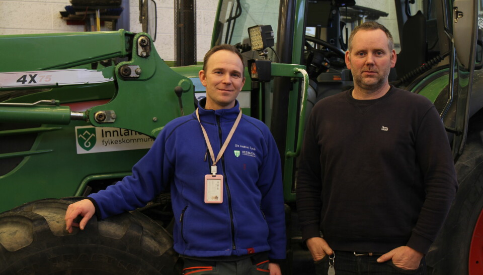 Ola-Andreas Sunde og Arne Erik Våge har ventet i flere år på svar om traktoropplæringa i skolen er lovlig. Problematikken gjelder trolig også for andre skoler i Norge.
