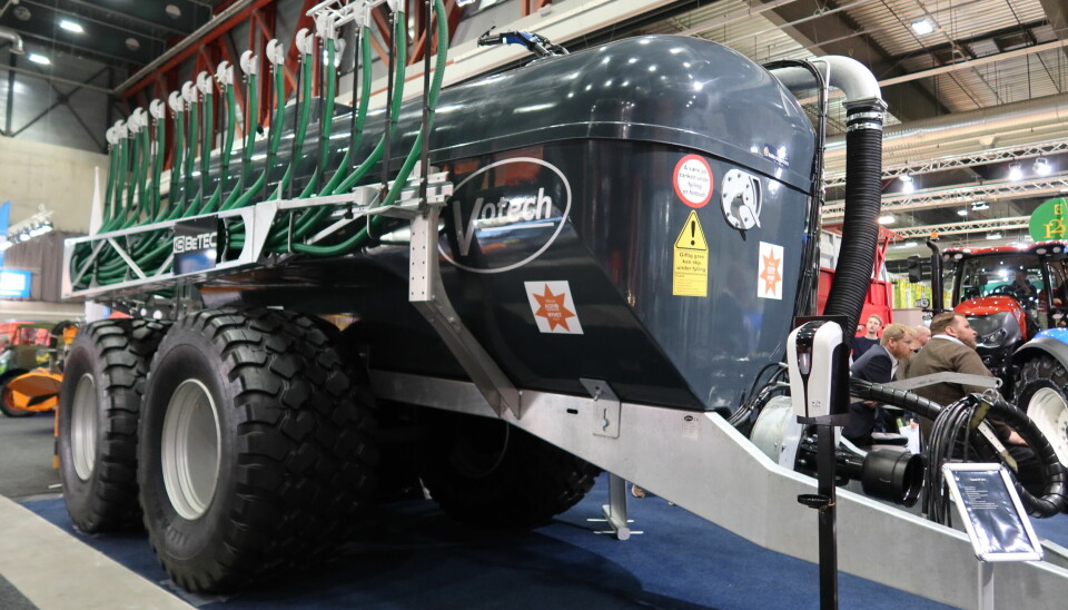 En grålakkert Votech gjødselvogn utstilt på stand under Agroteknikk 2021.