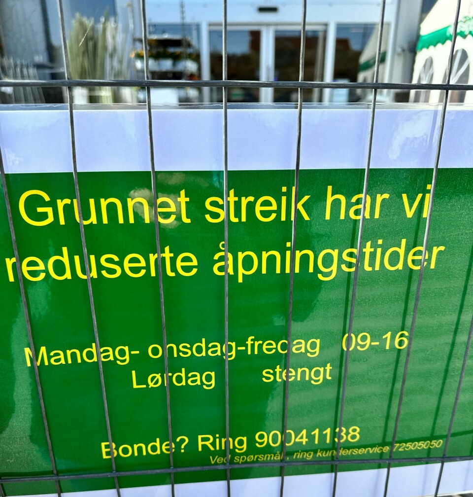 Skilt utenfor Felleskjøpet Årnes som forteller at de har reduserte åpningstider grunnet streik.