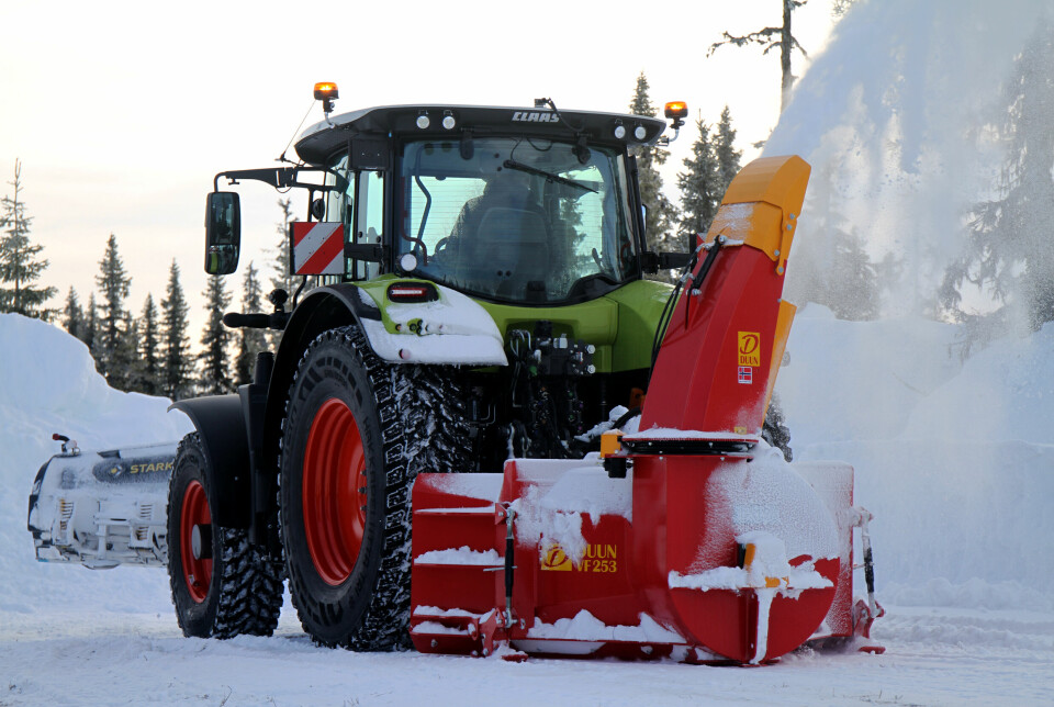 Traktor med snøfreser