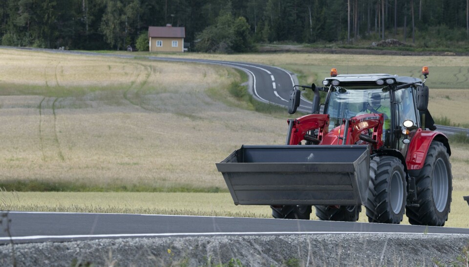 Massey Fergsuon 5731 S på landeveien i Finland under gruppetesten av traktorer i 2021