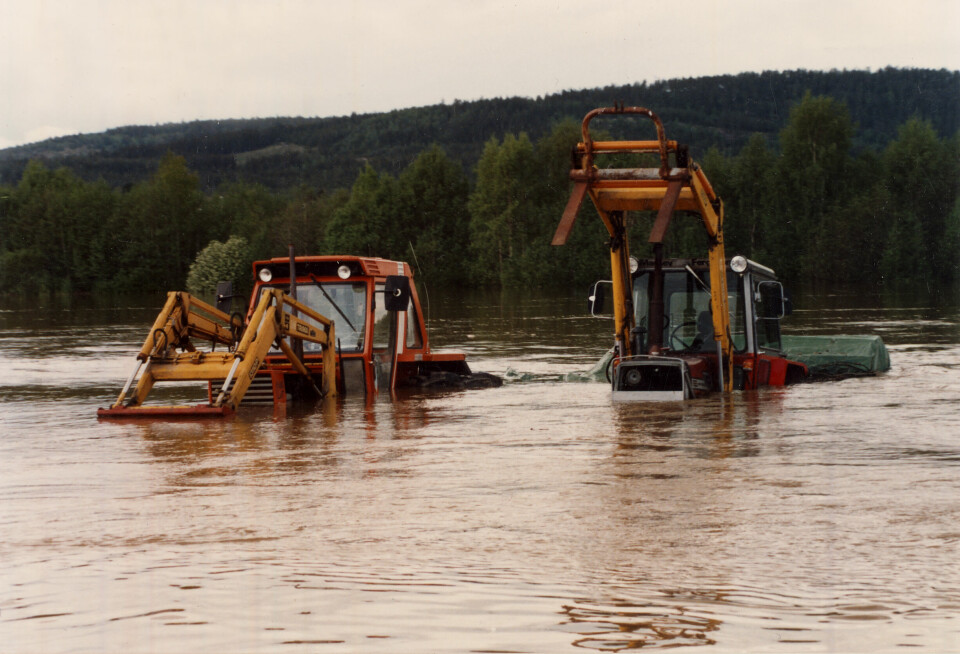To traktorer delvis under vann