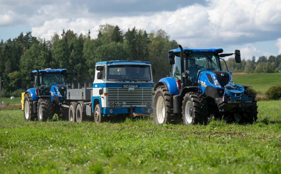To traktorer og en lastebil på et jorde