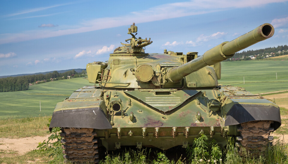 Russisk panservogn med grønne marker i bakgrunnen