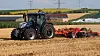 New Holland T7 med Kuhn jordbearbeidingsutstyr under pressevisning i utlandet.