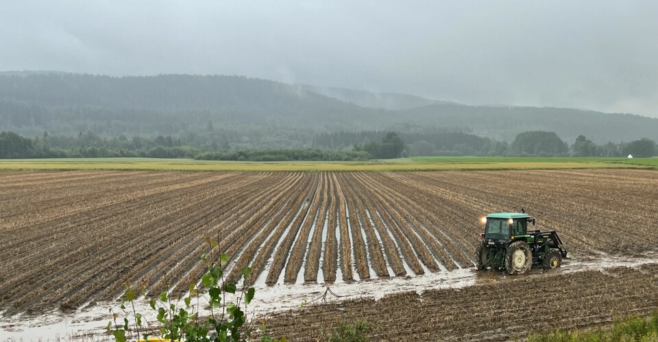 Traktor på et jorde med mye flomvann