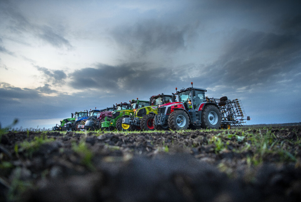 Sju traktorer på et jorde