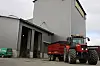 Traktor med kornhenger foran kornmottaket ved Felleskjøpet Kløfta.