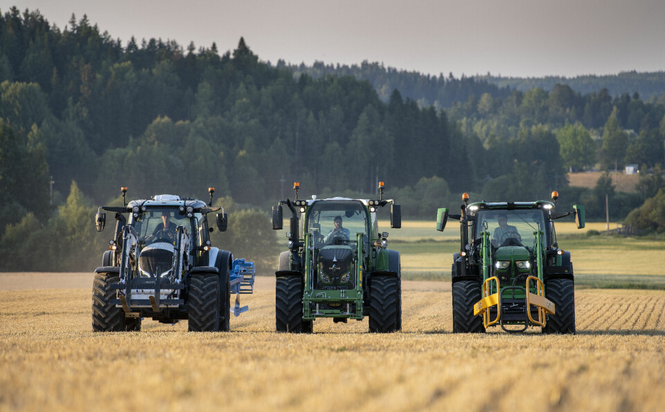 Tre traktorer på et jorde