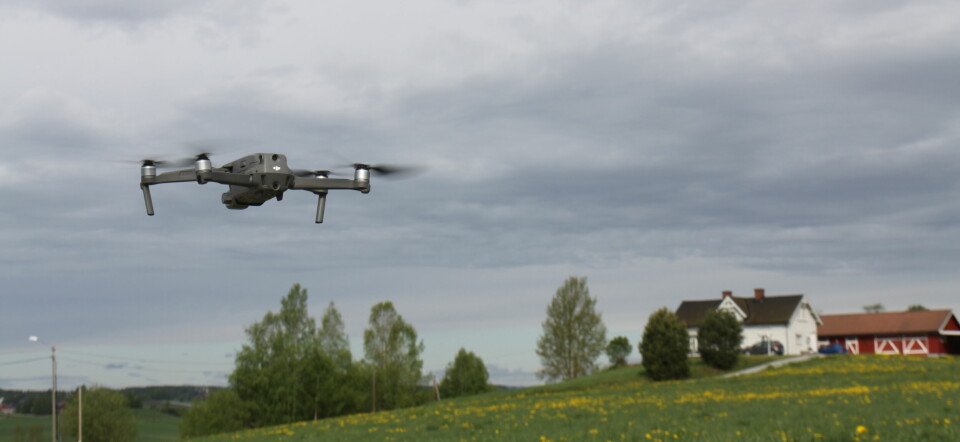 Drone med gardstun og landbrukslandskap i bakgrunnen