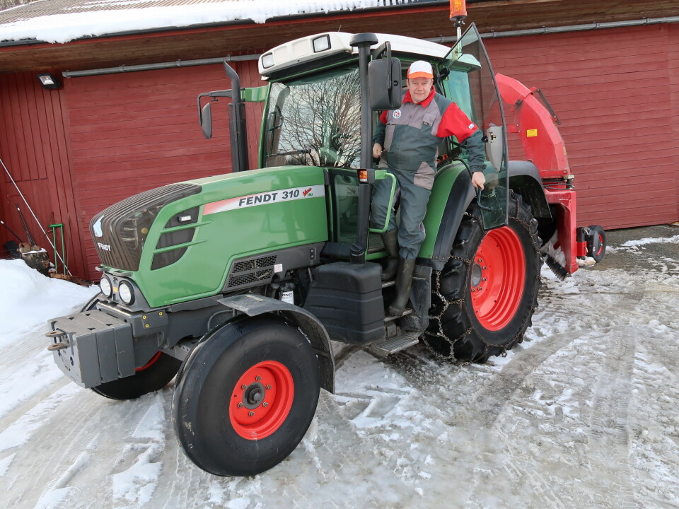 Ola Bjørnås i en Fendt-traktor med Dalen v-freser