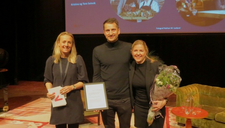 Avdelingsdirektør i Innovasjon Noreg Mari Klokk Leite delte ut prisen til Tore og Kristina Svinvik