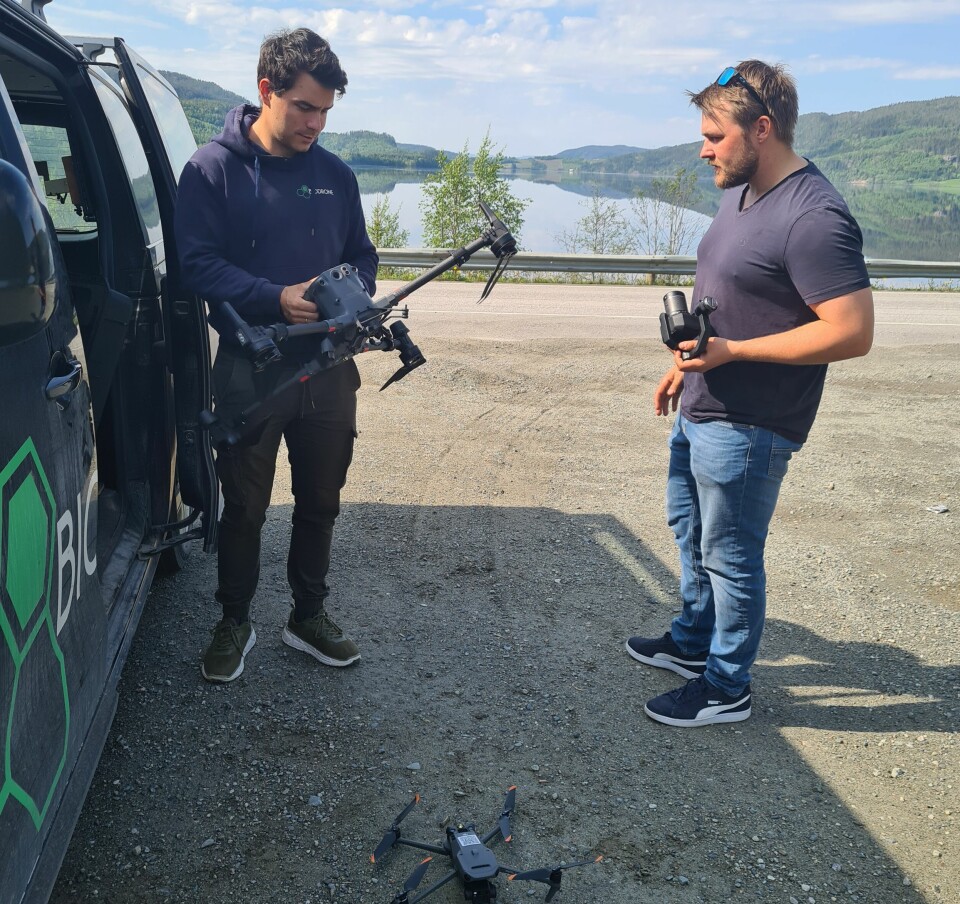 Atilla Haugen og Anders Pedersen med en drone