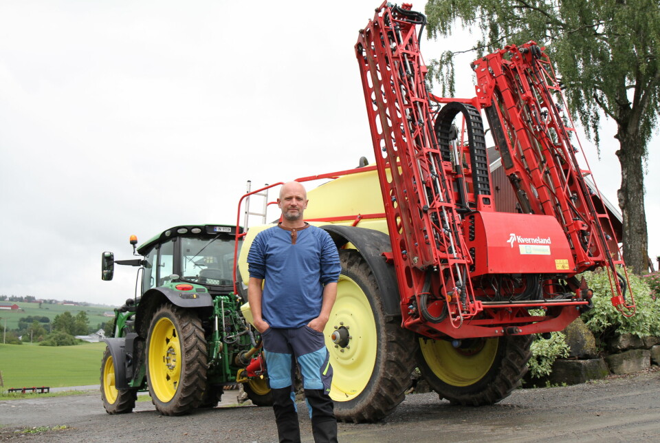Thorleif Aas foran en traktor med sprøyte