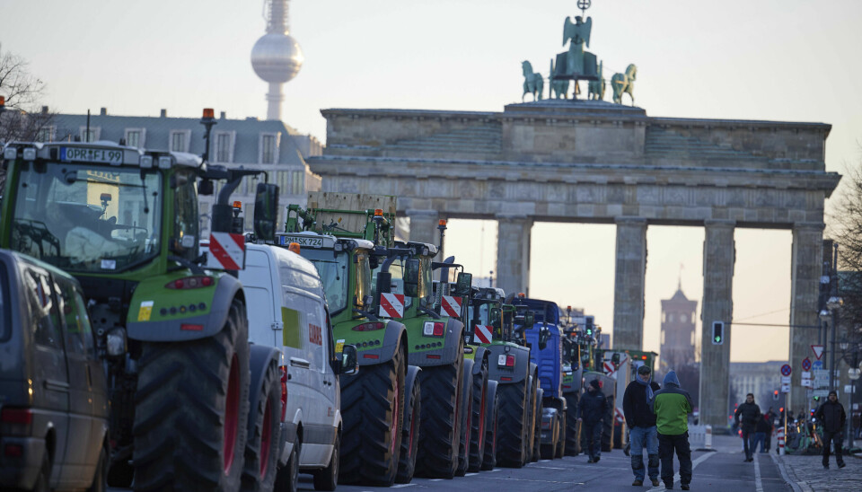 Traktorer på rekke og rad på veien ved Brandenbur i Berlin.